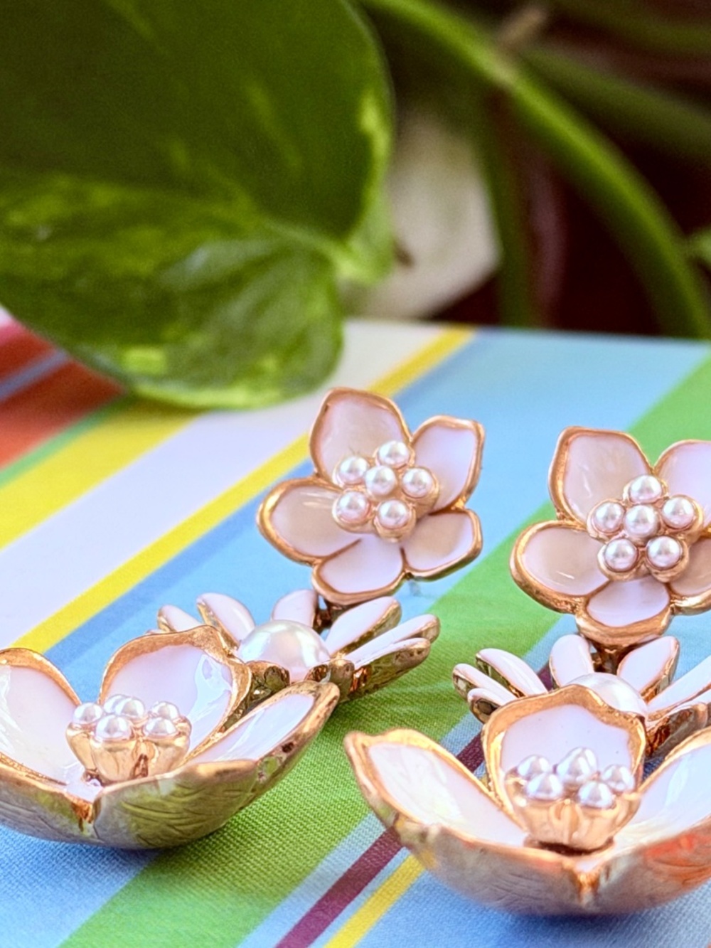 Oscar de la Renta Flower Earrings✨White Enamel Gold Floral ✨Triple Flower Dangle - Picture 9 of 17